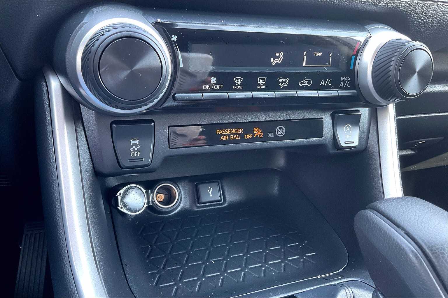 2022 Toyota RAV4 LE - Photo 25