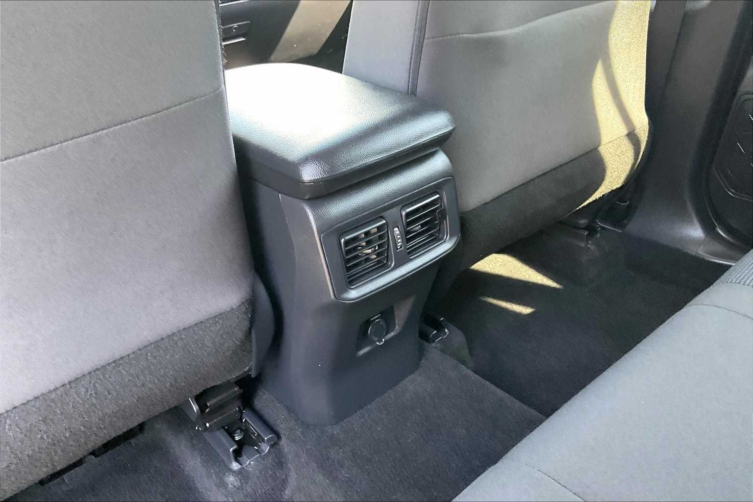 2022 Toyota RAV4 LE - Photo 27
