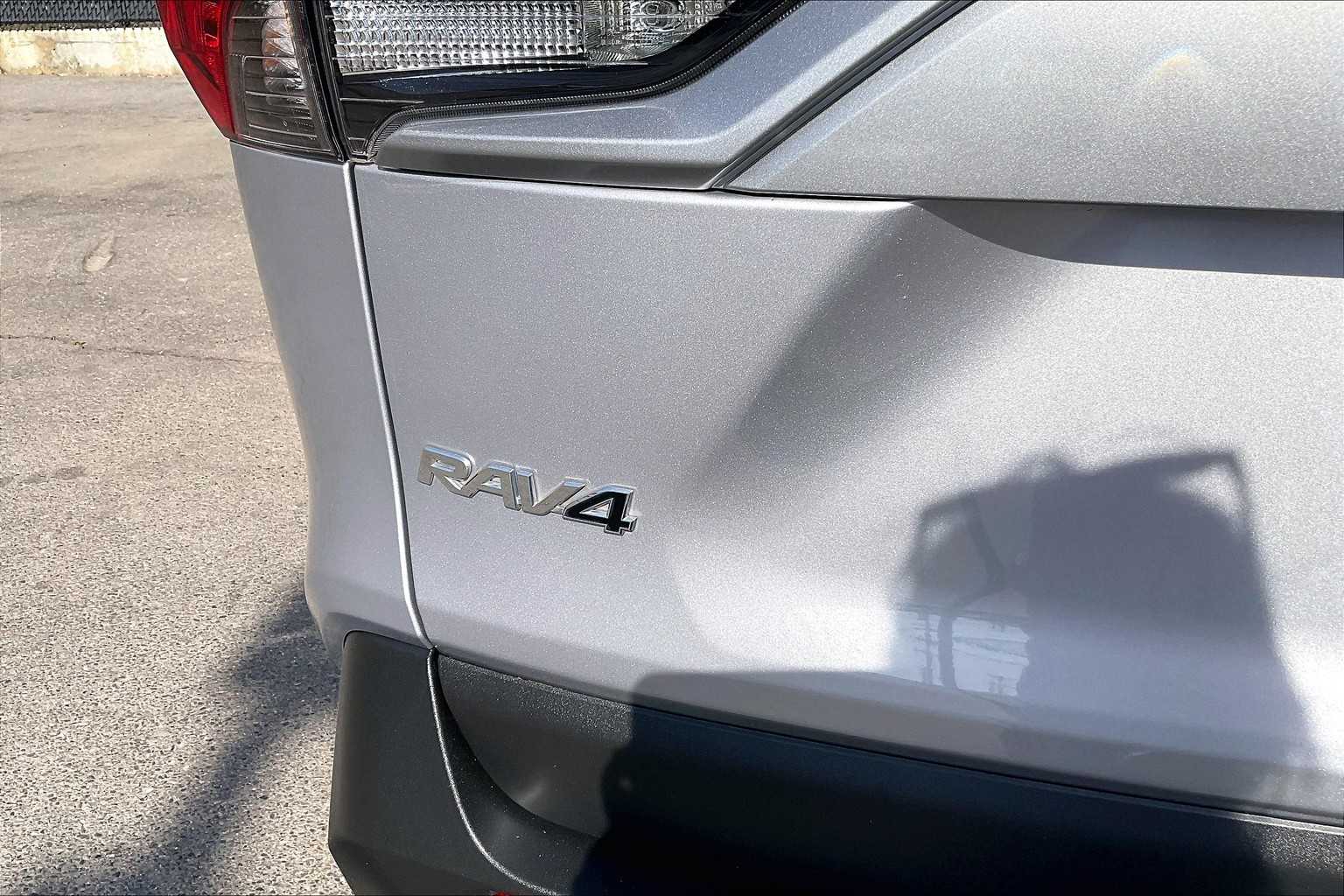 2022 Toyota RAV4 LE - Photo 28