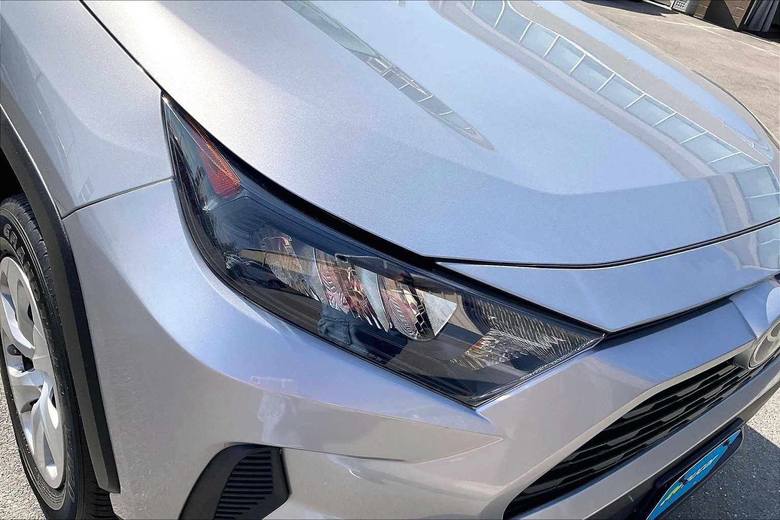 2022 Toyota RAV4 LE - Photo 32