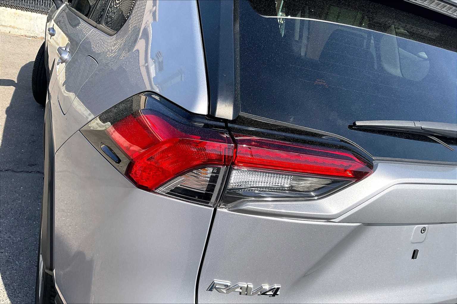 2022 Toyota RAV4 LE - Photo 33