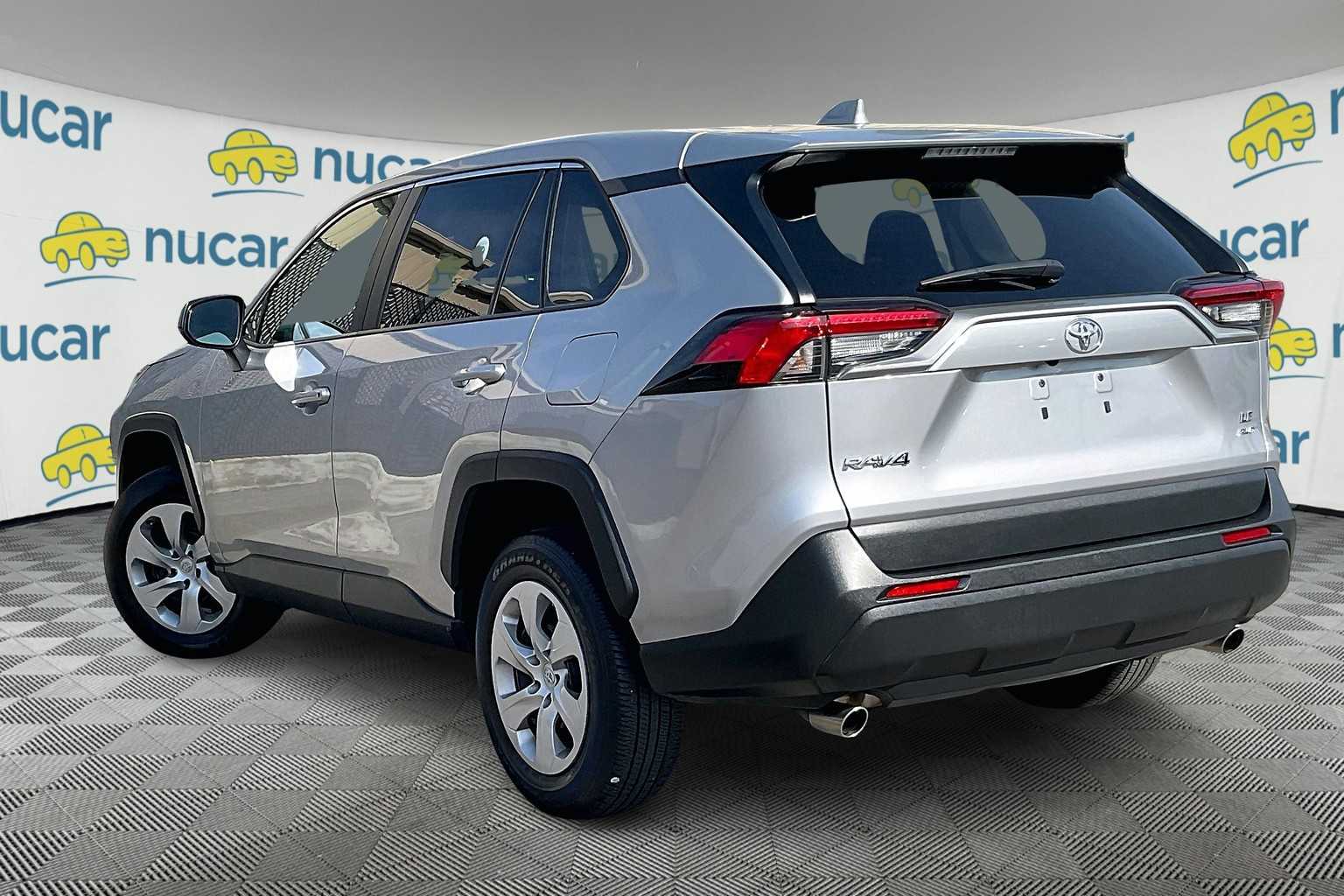 2022 Toyota RAV4 LE - Photo 4