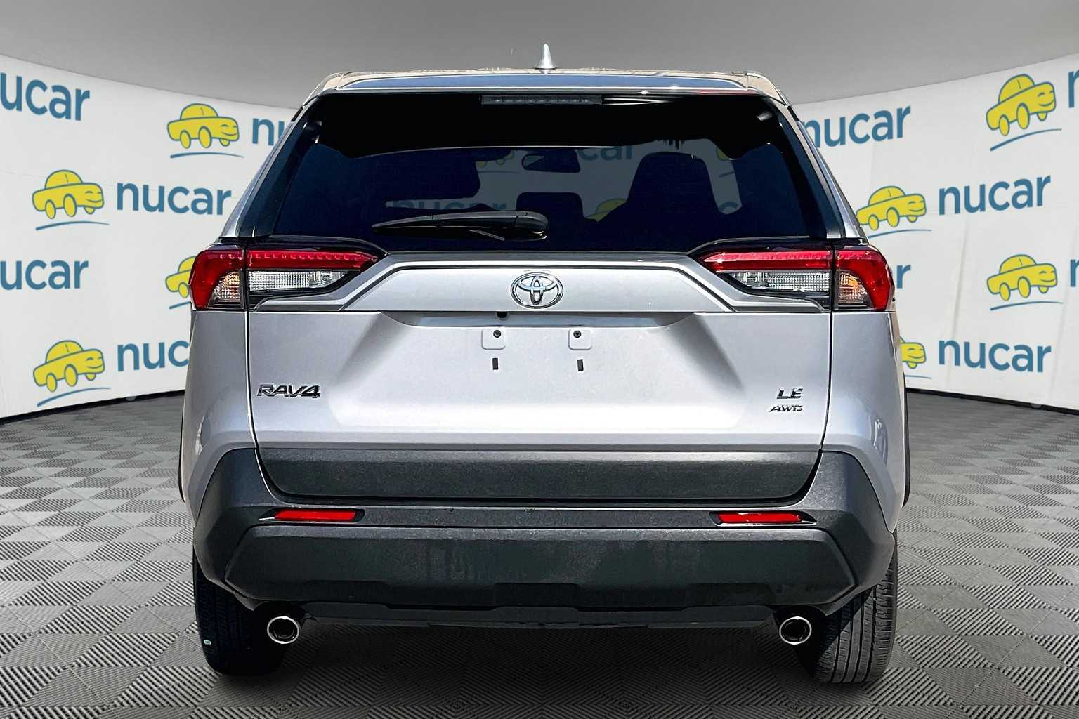 2022 Toyota RAV4 LE - Photo 5