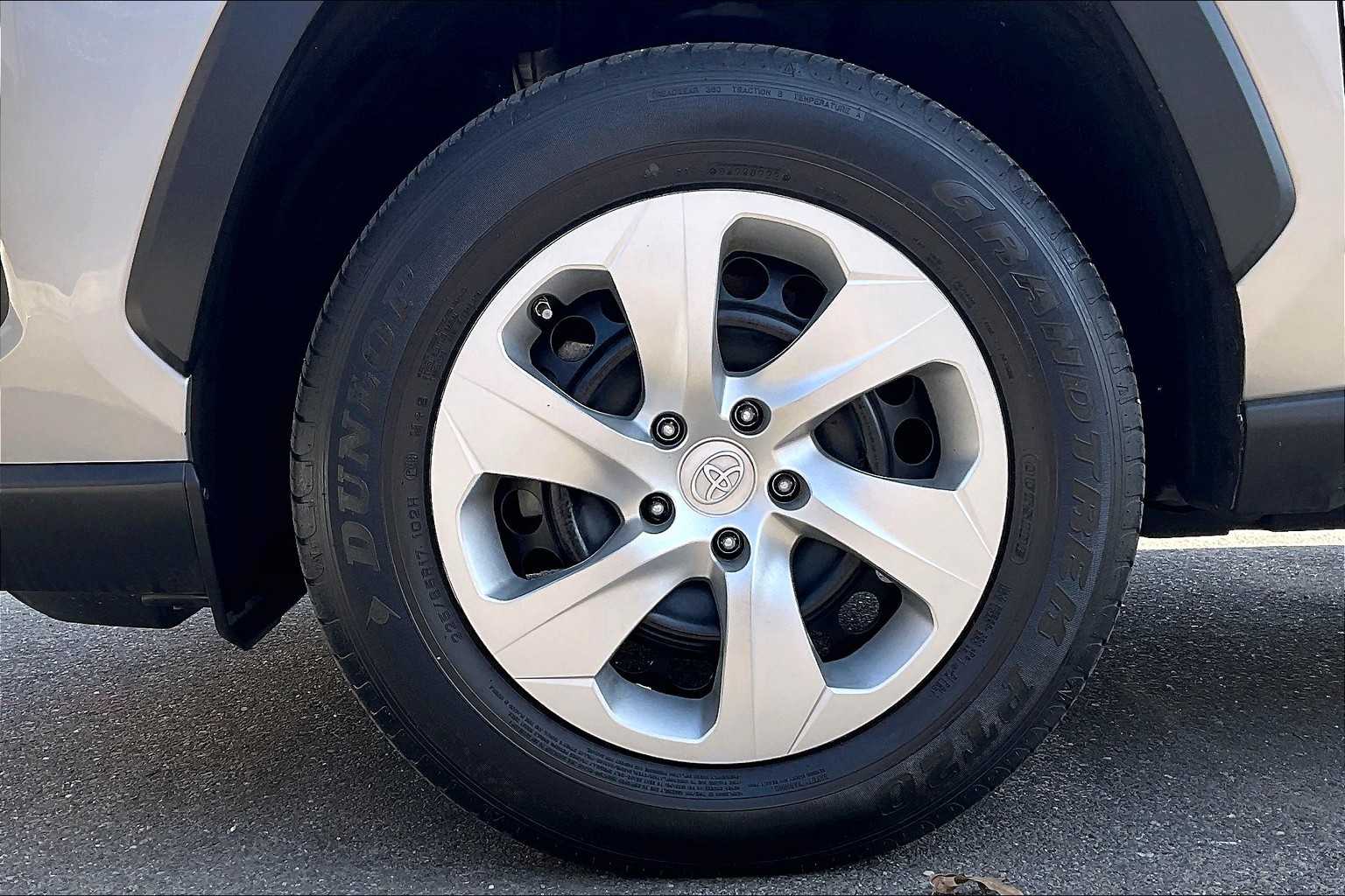 2022 Toyota RAV4 LE - Photo 7