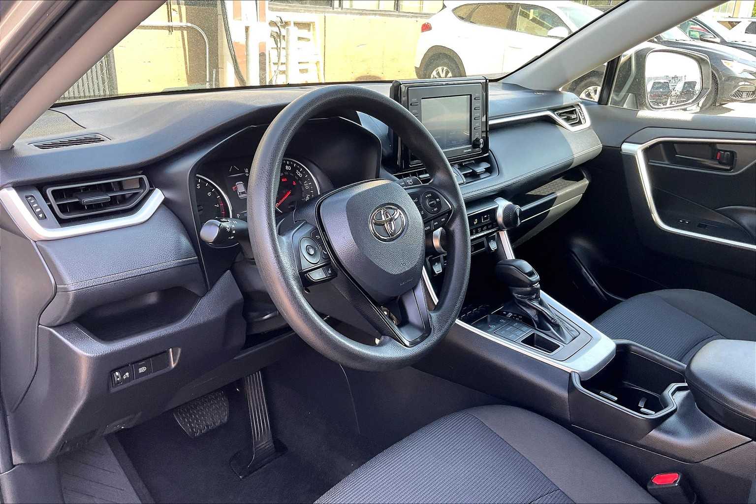 2022 Toyota RAV4 LE - Photo 8