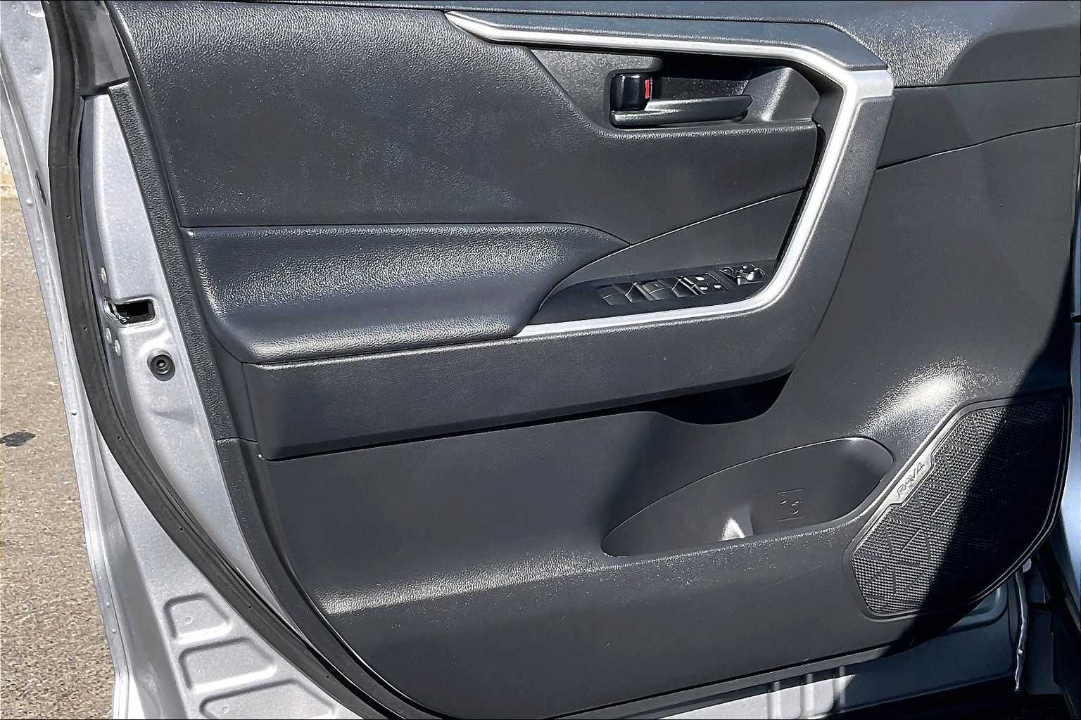 2022 Toyota RAV4 LE - Photo 9