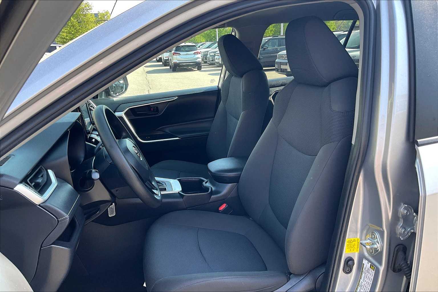 2022 Toyota RAV4 LE - Photo 10