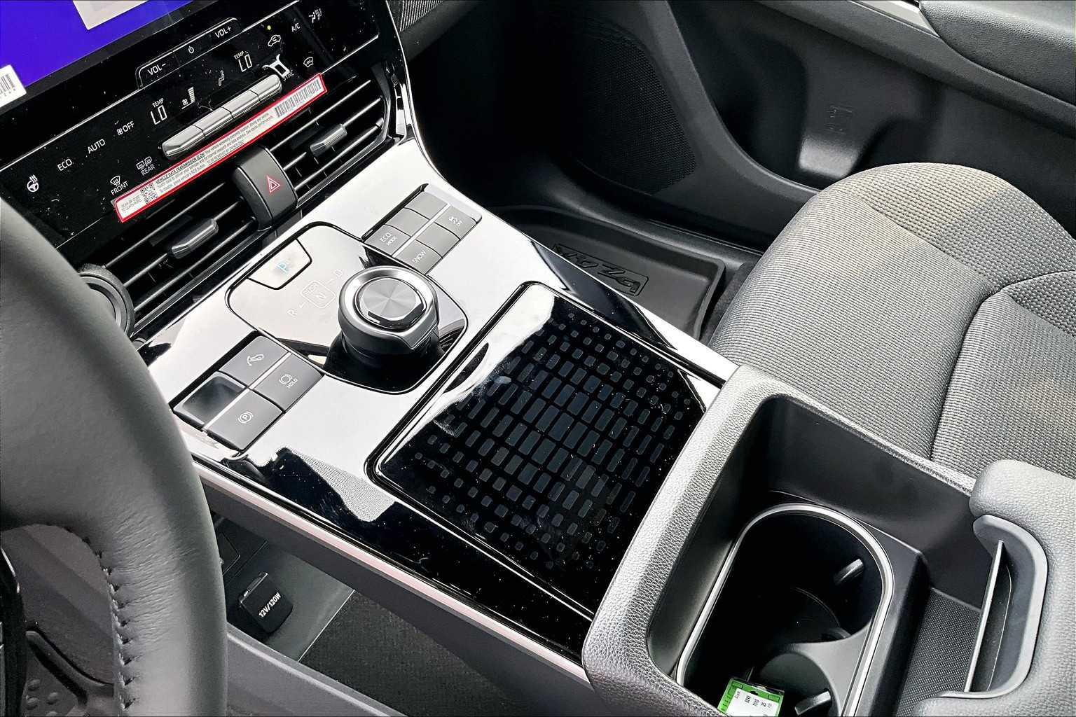 2025 Toyota bZ4X XLE - Photo 14
