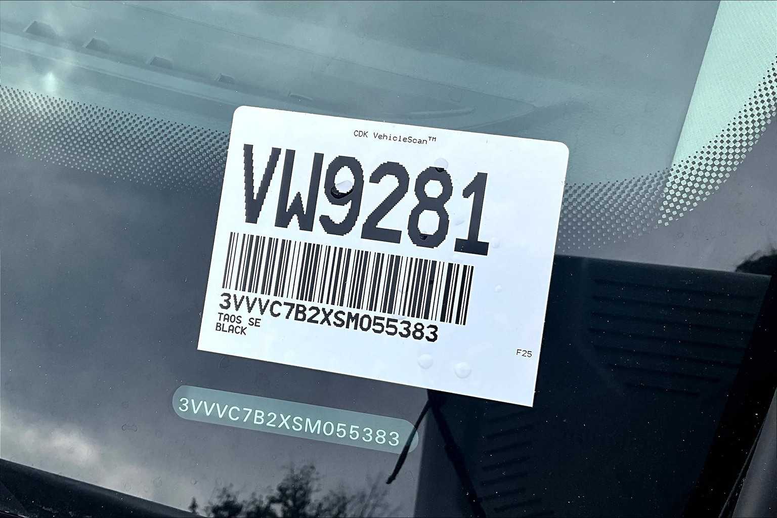 2025 Volkswagen Taos SE - Photo 18