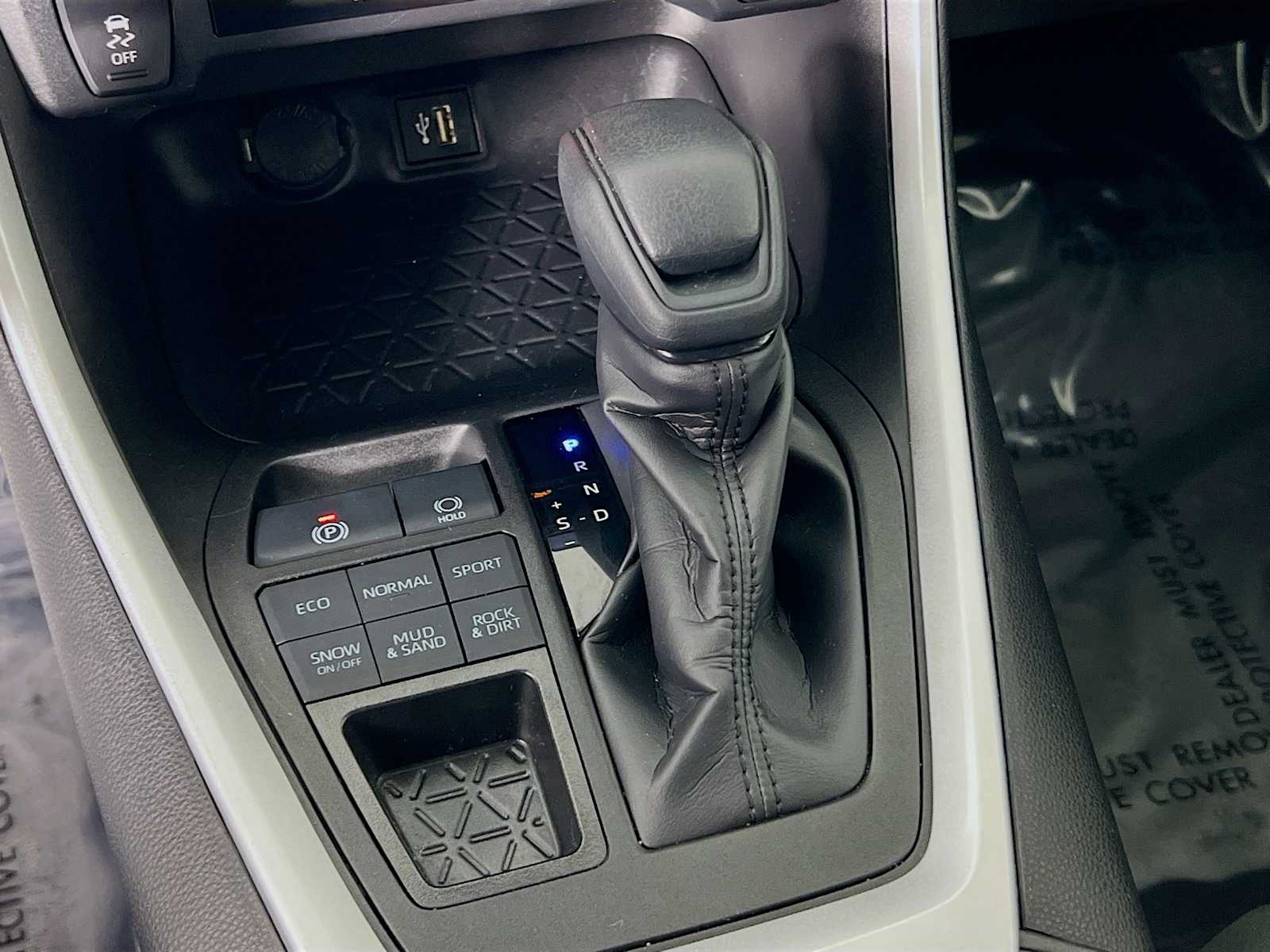 2023 Toyota RAV4 LE - Photo 16