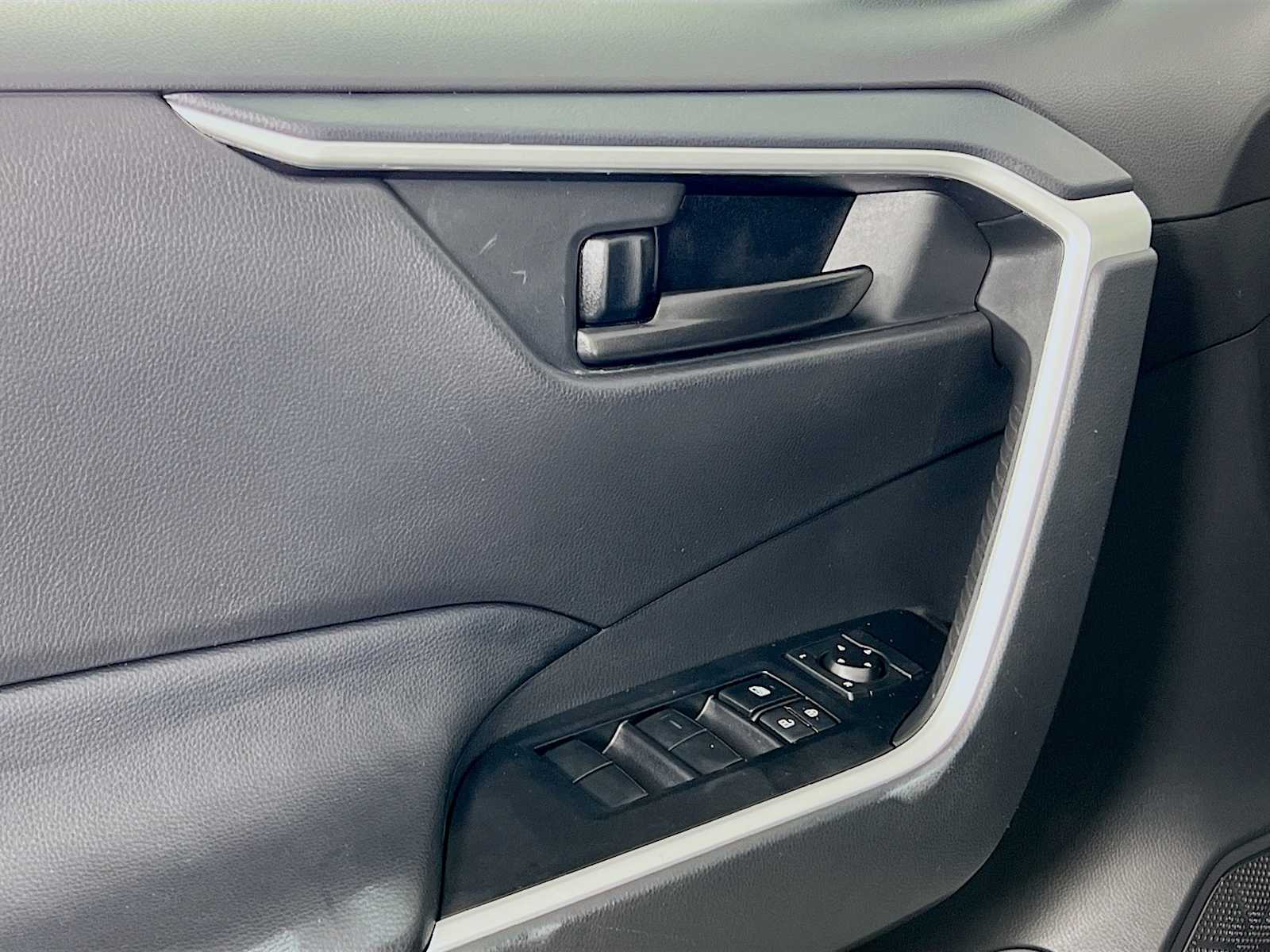 2023 Toyota RAV4 LE - Photo 17