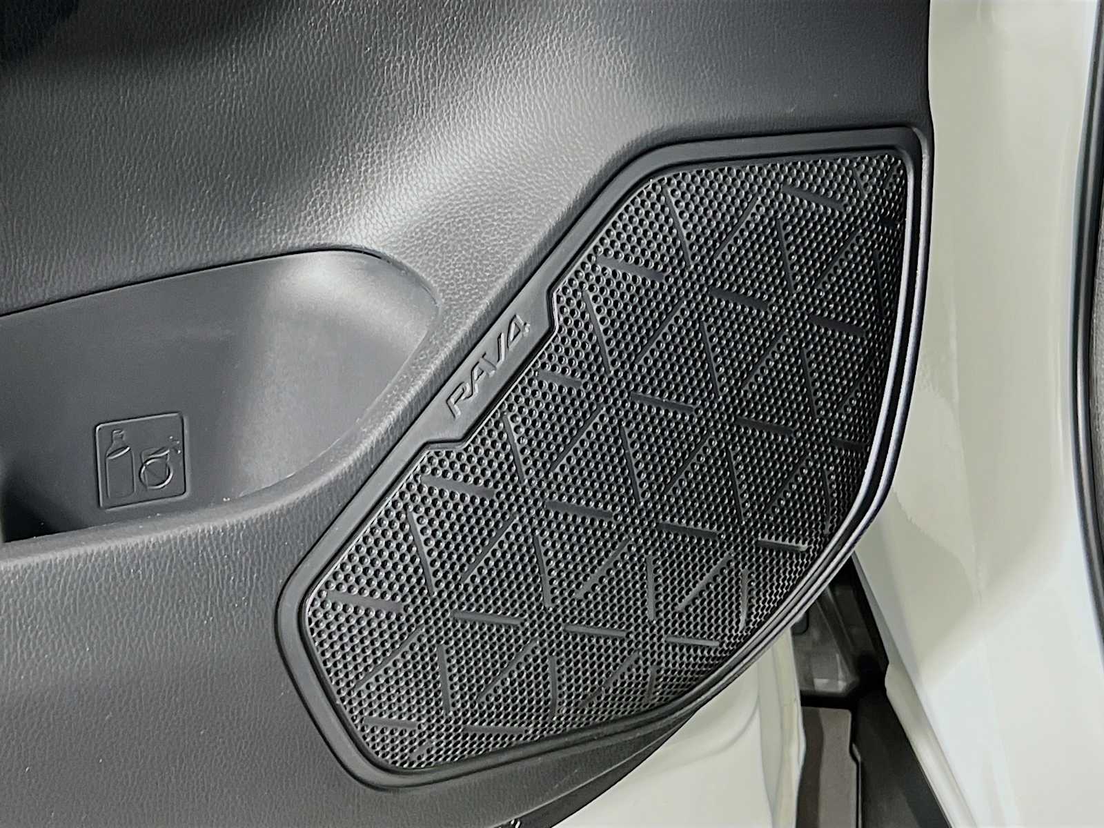 2023 Toyota RAV4 LE - Photo 18