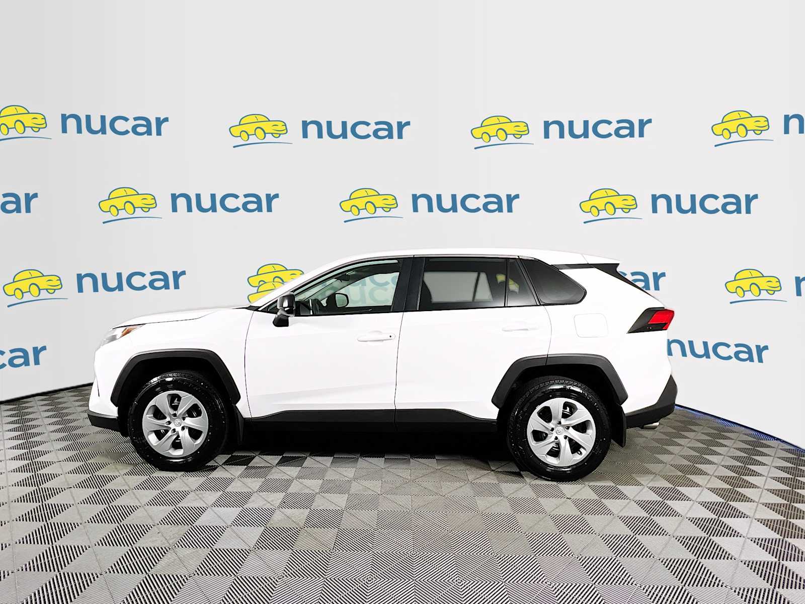 2023 Toyota RAV4 LE - Photo 4