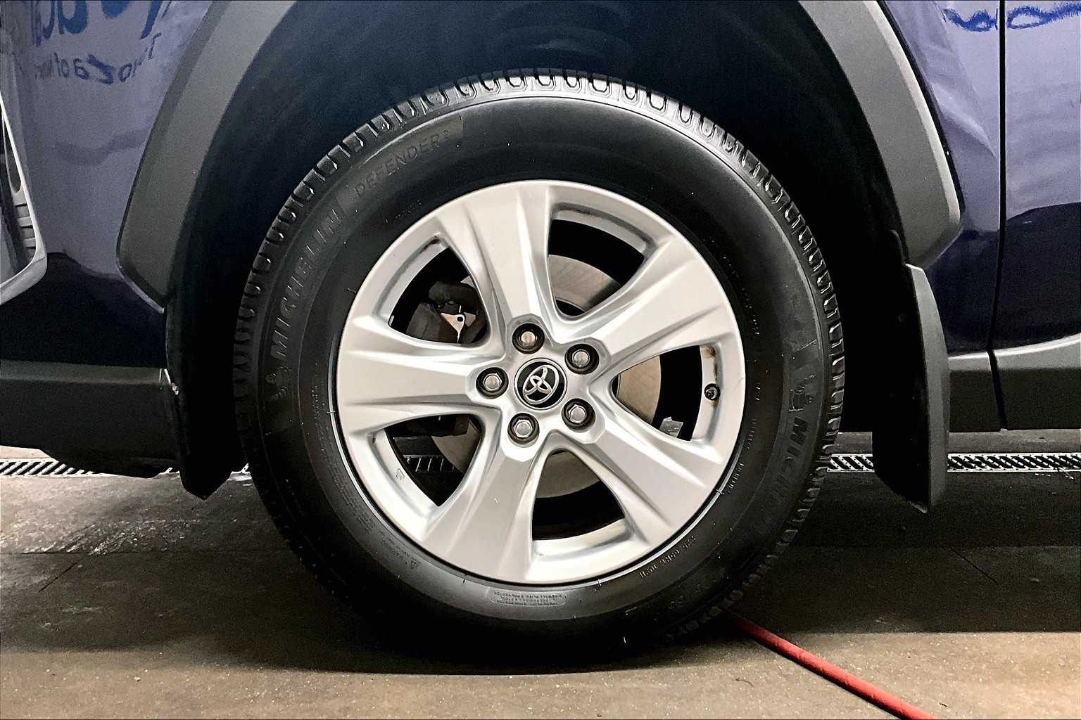 2019 Toyota RAV4 XLE - Photo 7