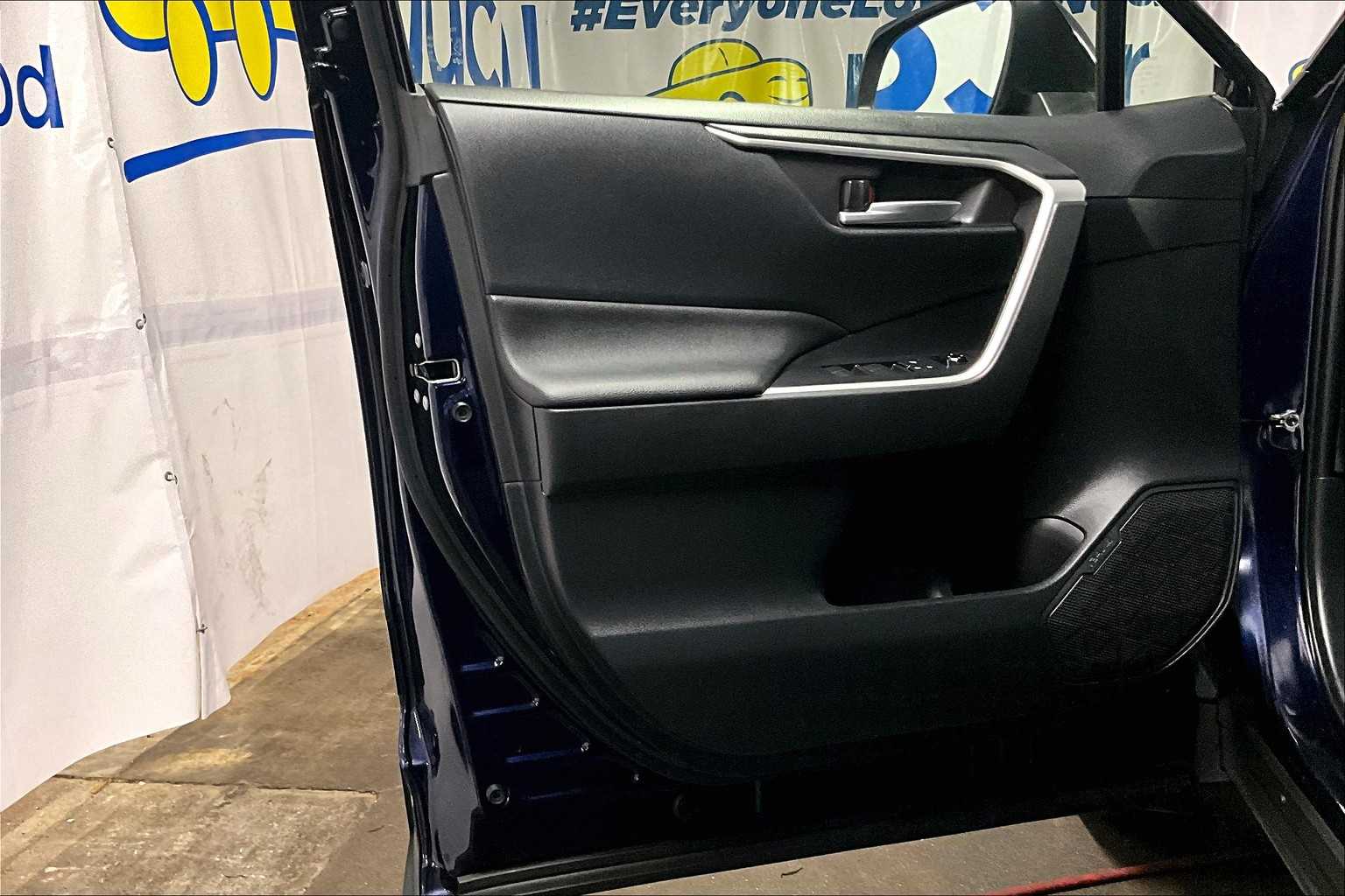 2019 Toyota RAV4 XLE - Photo 9