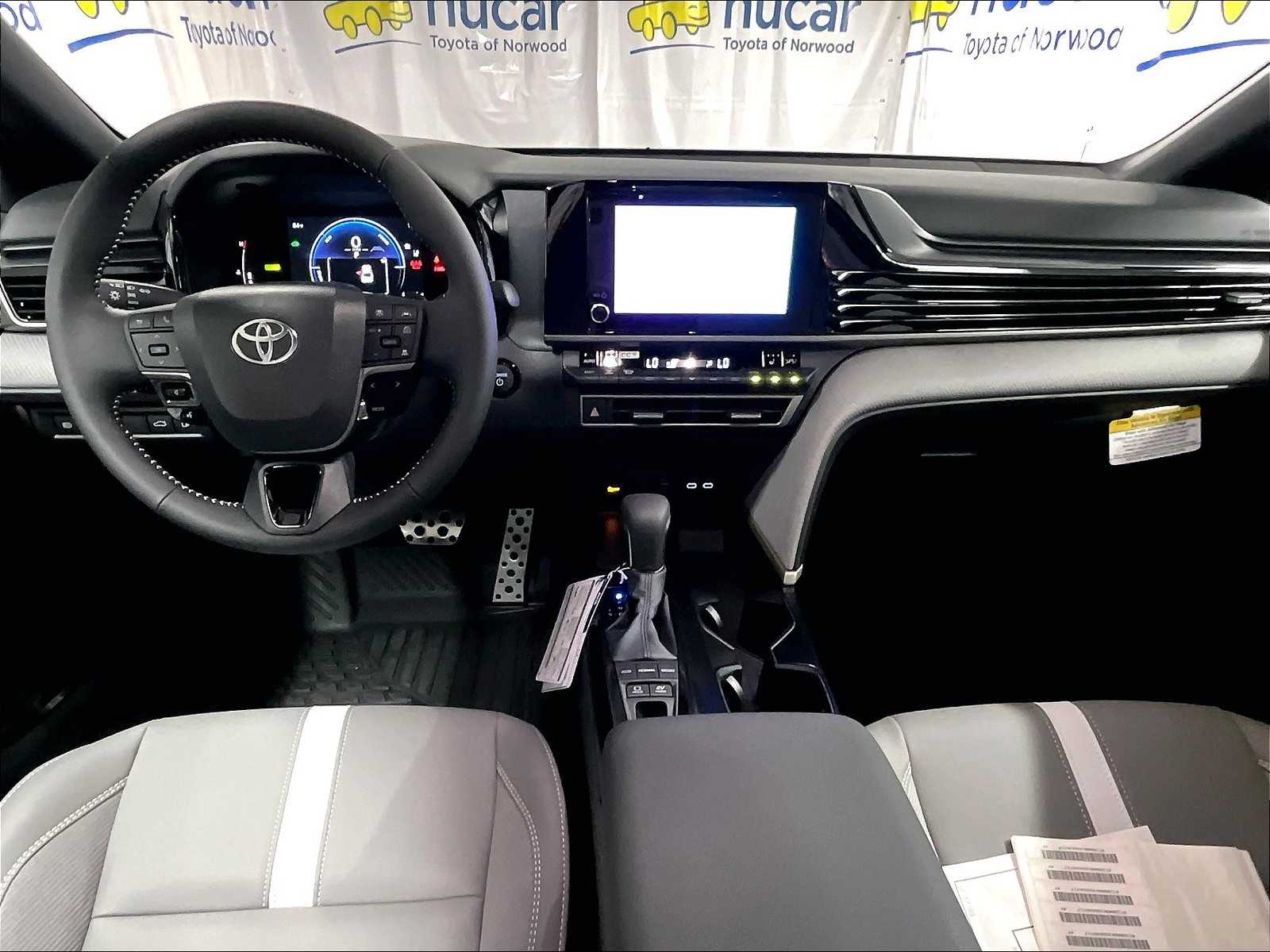 2025 Toyota Camry SE - Photo 12