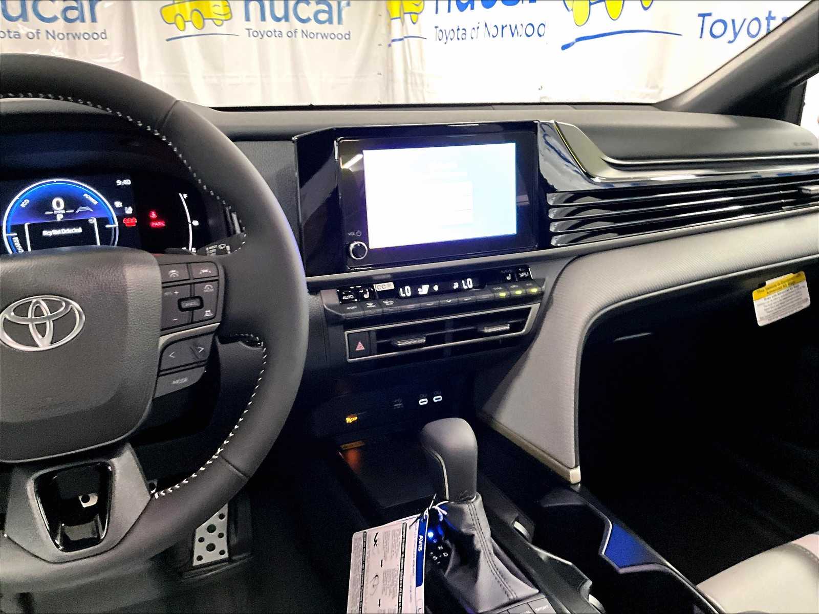 2025 Toyota Camry SE - Photo 13
