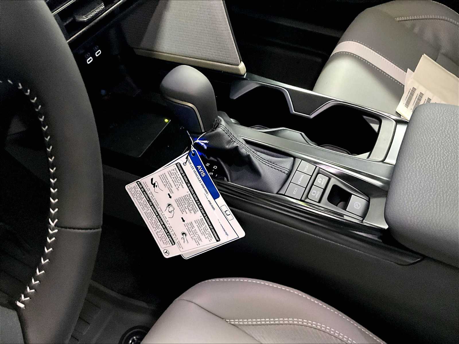 2025 Toyota Camry SE - Photo 14