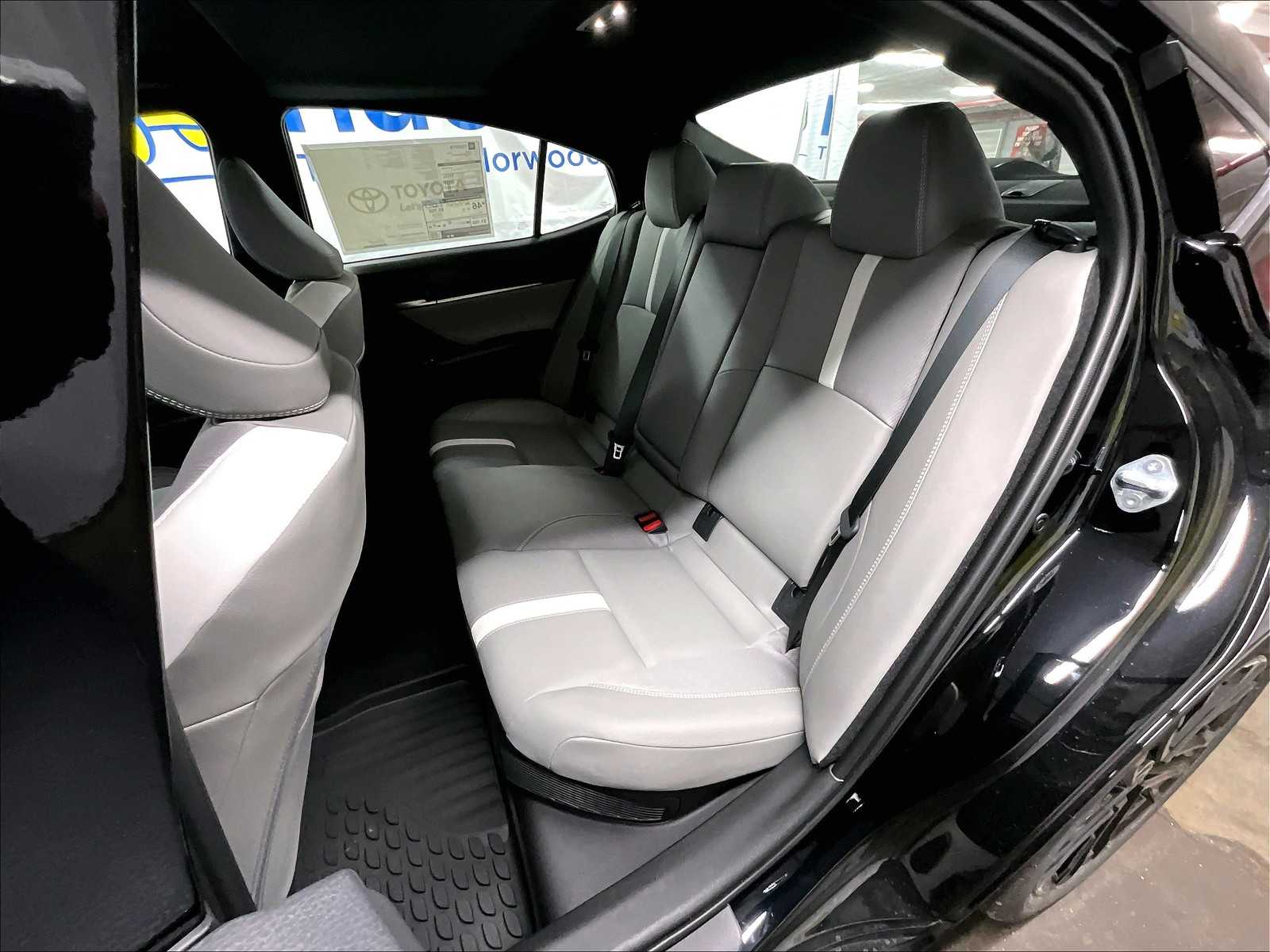 2025 Toyota Camry SE - Photo 15