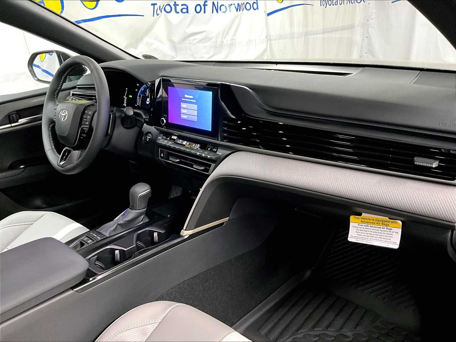 2025 Toyota Camry SE - Photo 10
