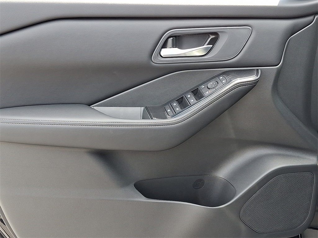 2025 Nissan Rogue SV - Photo 8