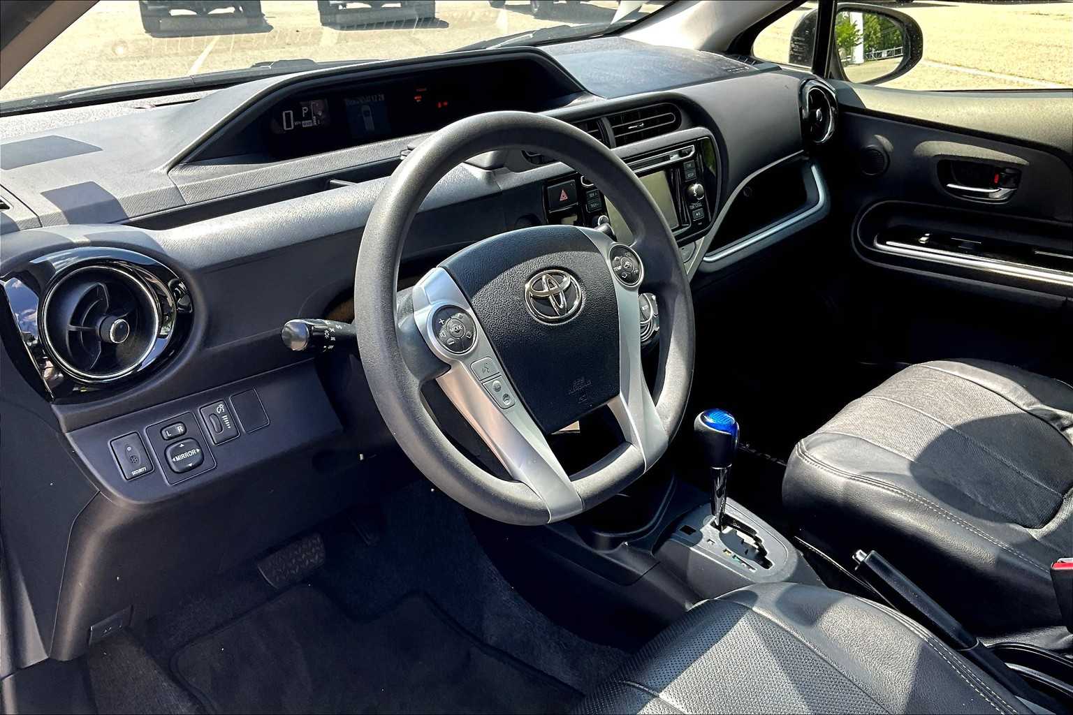 2016 Toyota Prius c Persona Series - Photo 11
