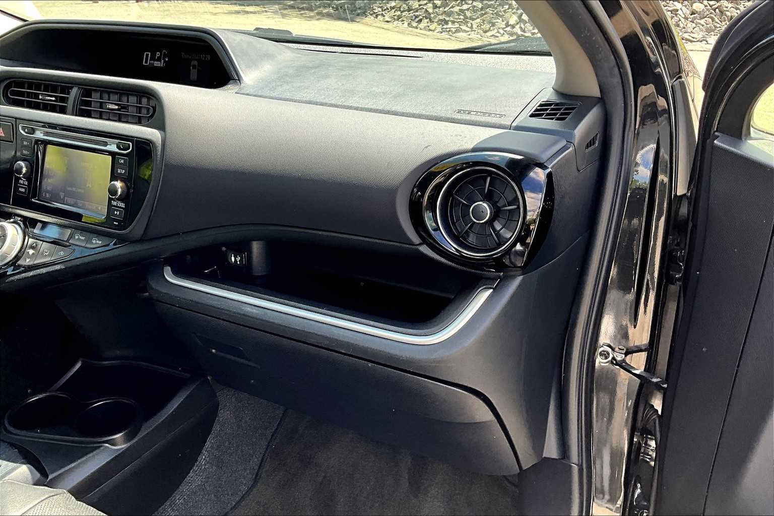 2016 Toyota Prius c Persona Series - Photo 16