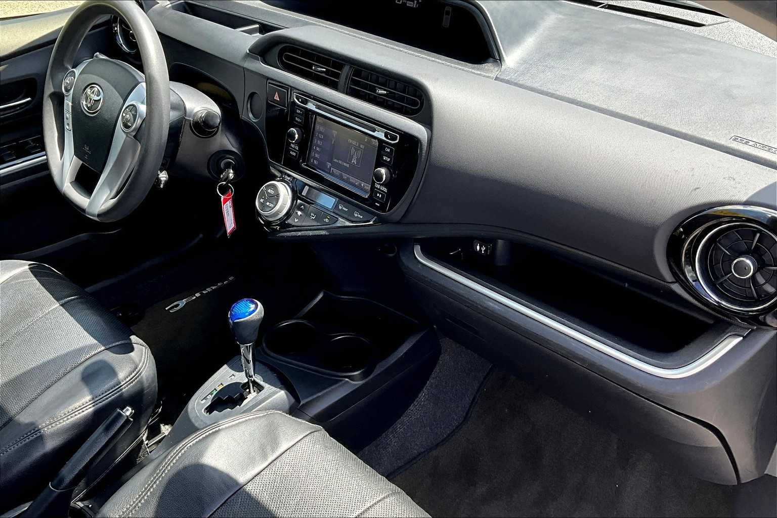 2016 Toyota Prius c Persona Series - Photo 17