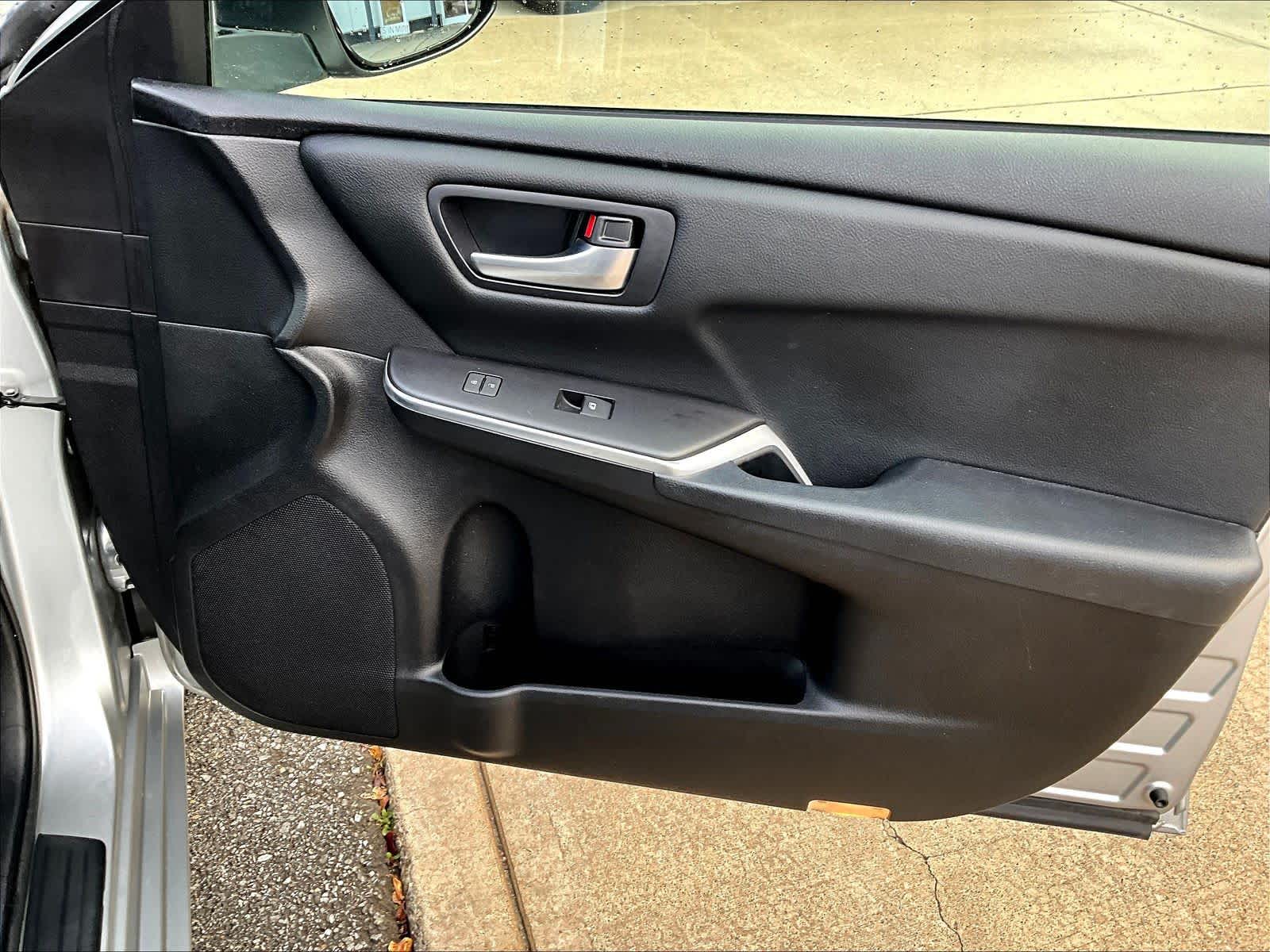 2016 Toyota Camry LE - Photo 12