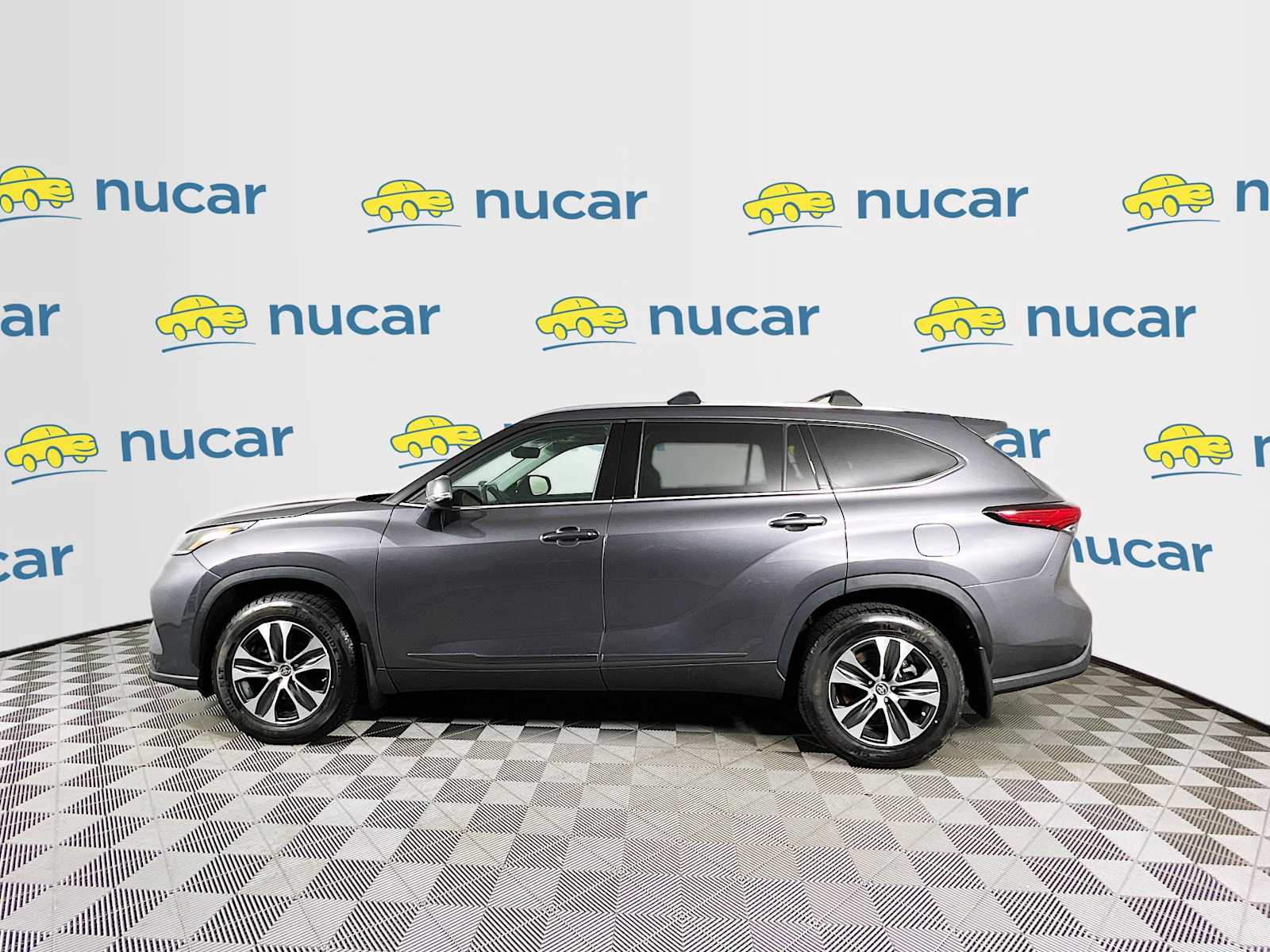 2021 Toyota Highlander XLE - Photo 4