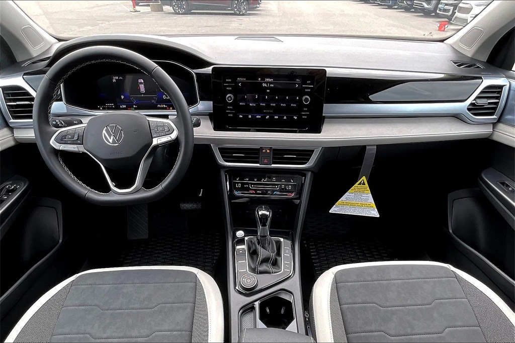 2025 Volkswagen Taos 1.5T SE - Photo 12
