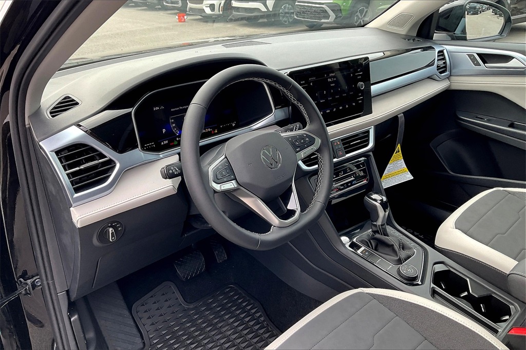 2025 Volkswagen Taos 1.5T SE - Photo 9