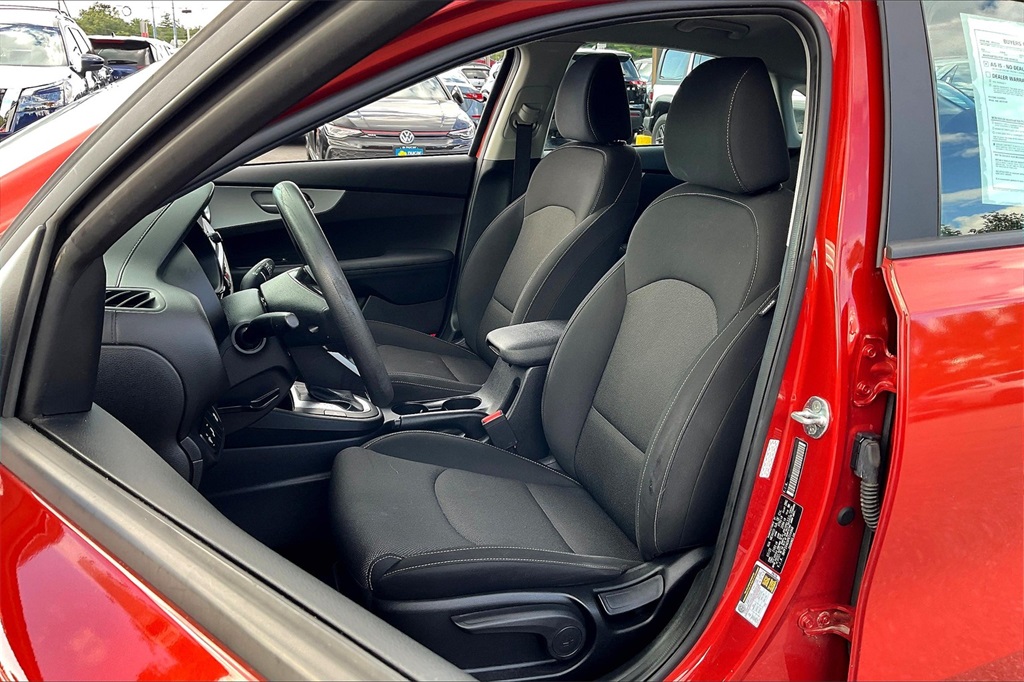 2023 Kia Forte LXS - Photo 9