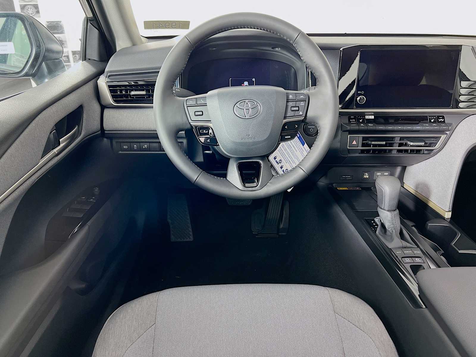 2025 Toyota Camry LE - Photo 15