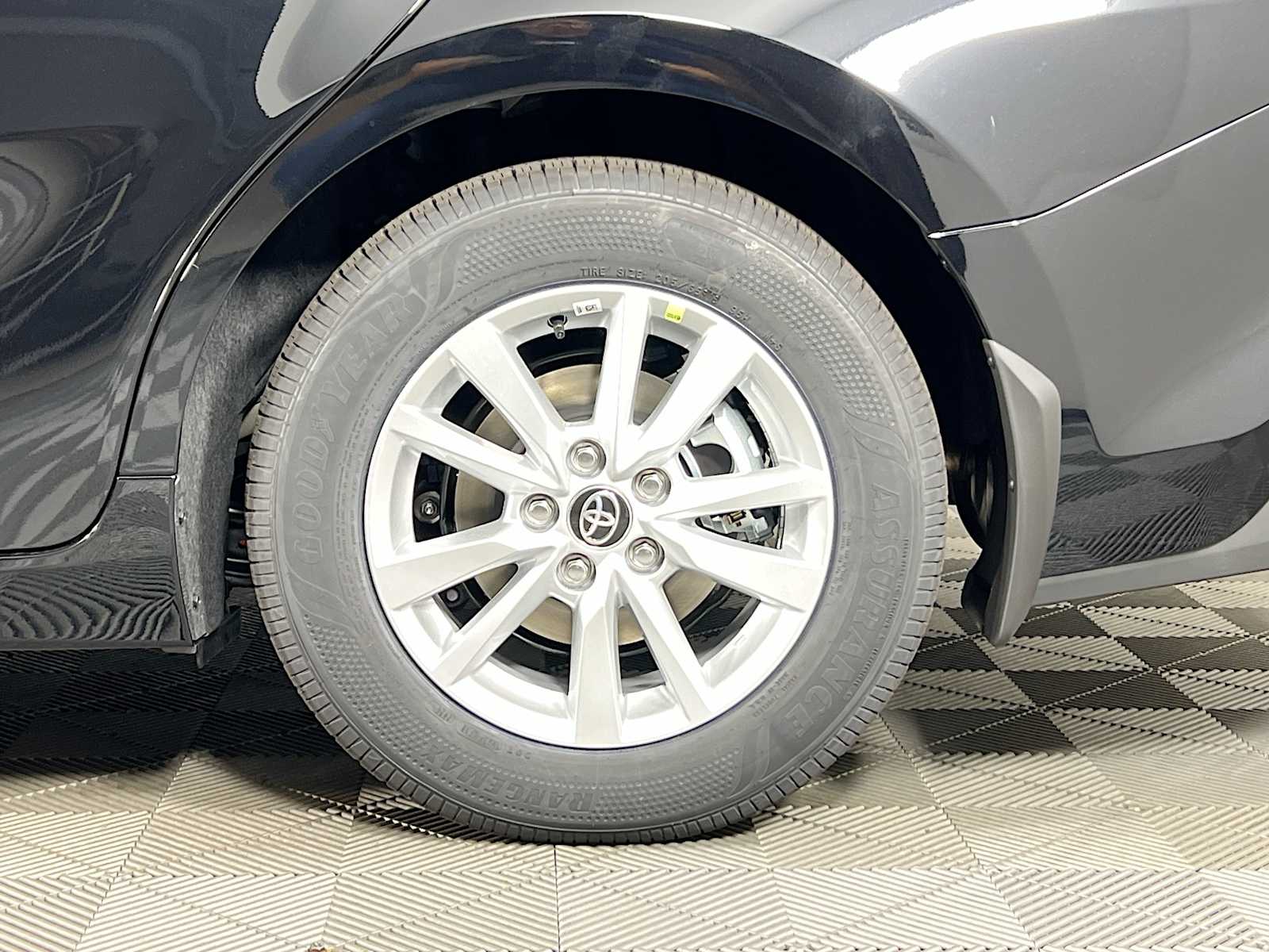 2025 Toyota Camry LE - Photo 19
