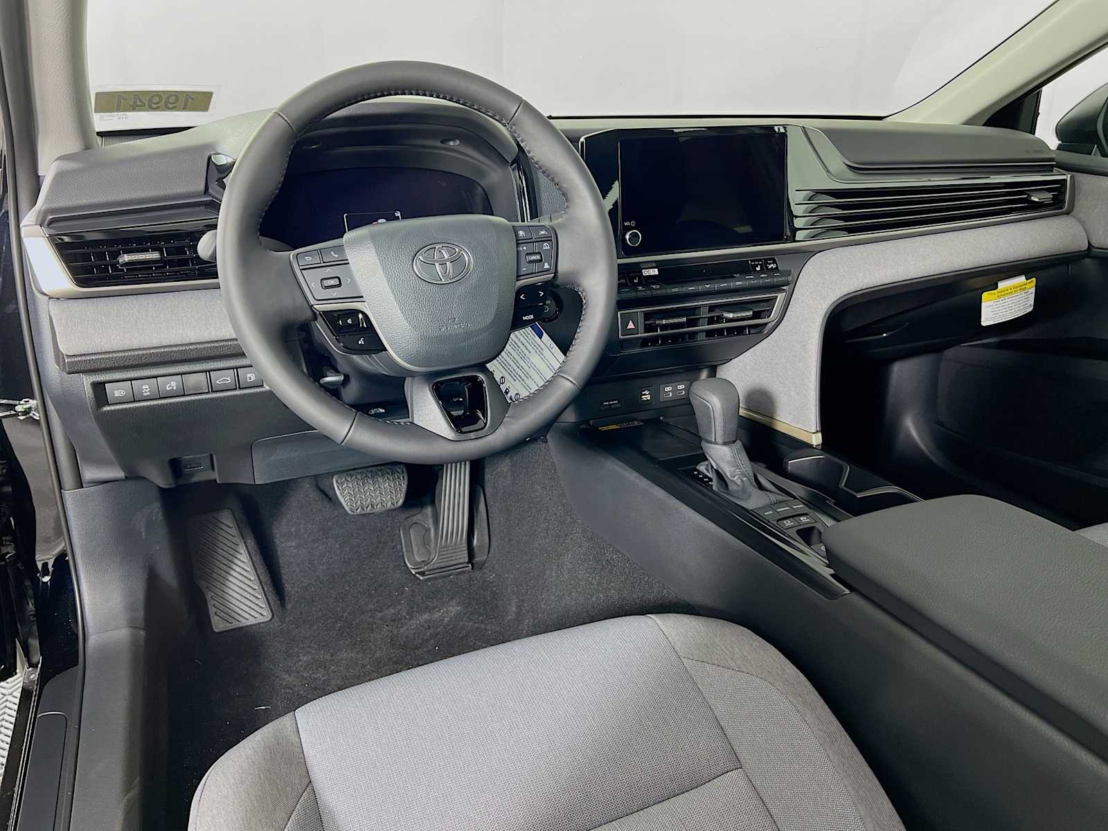 2025 Toyota Camry LE - Photo 6