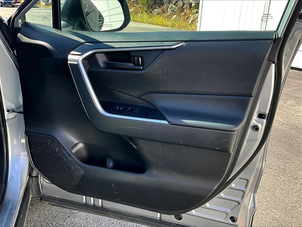 2020 Toyota RAV4 LE - Photo 11