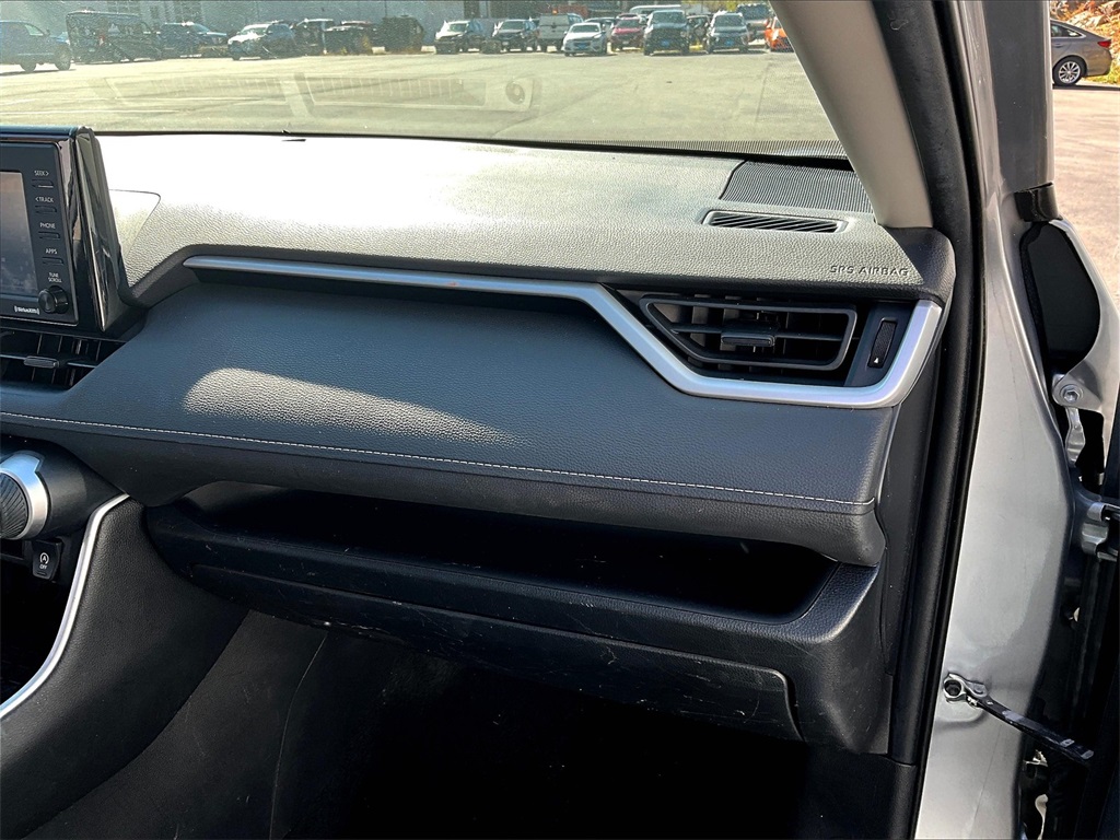 2020 Toyota RAV4 LE - Photo 12