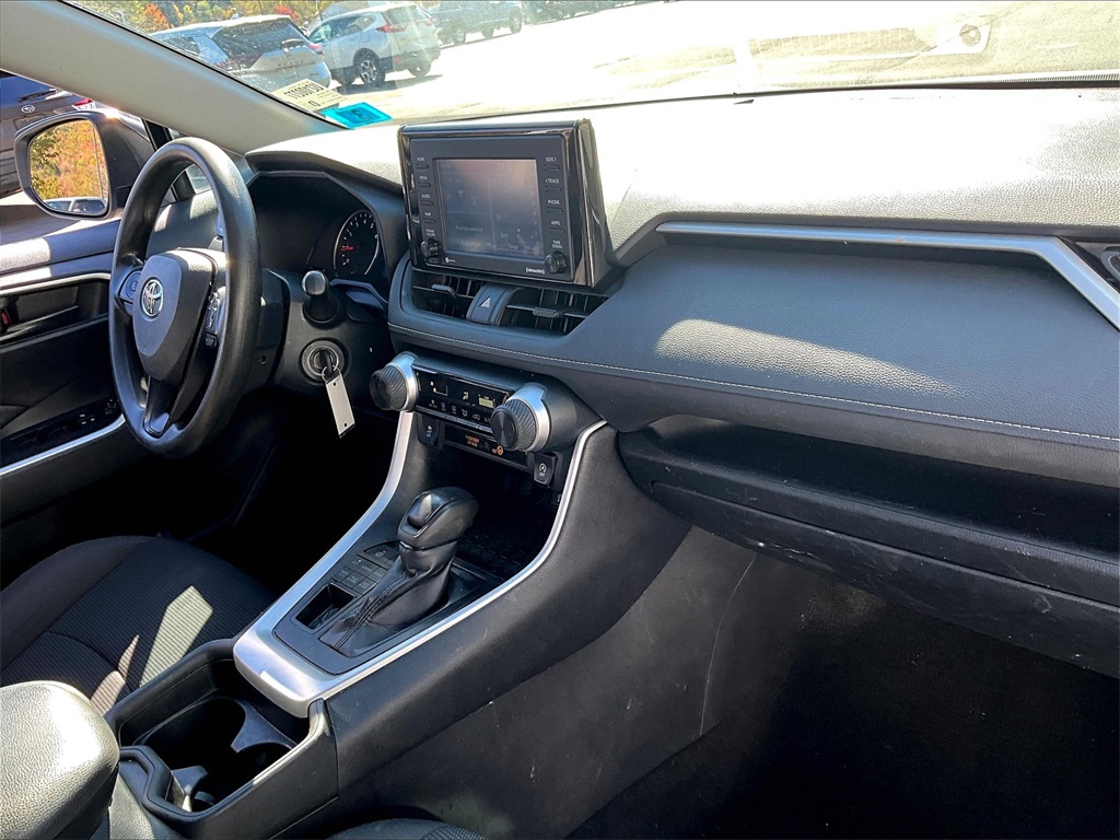 2020 Toyota RAV4 LE - Photo 13