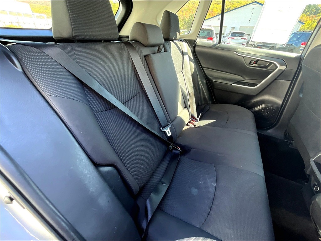 2020 Toyota RAV4 LE - Photo 15