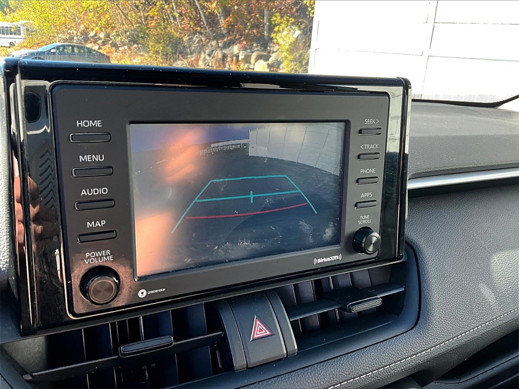 2020 Toyota RAV4 LE - Photo 18