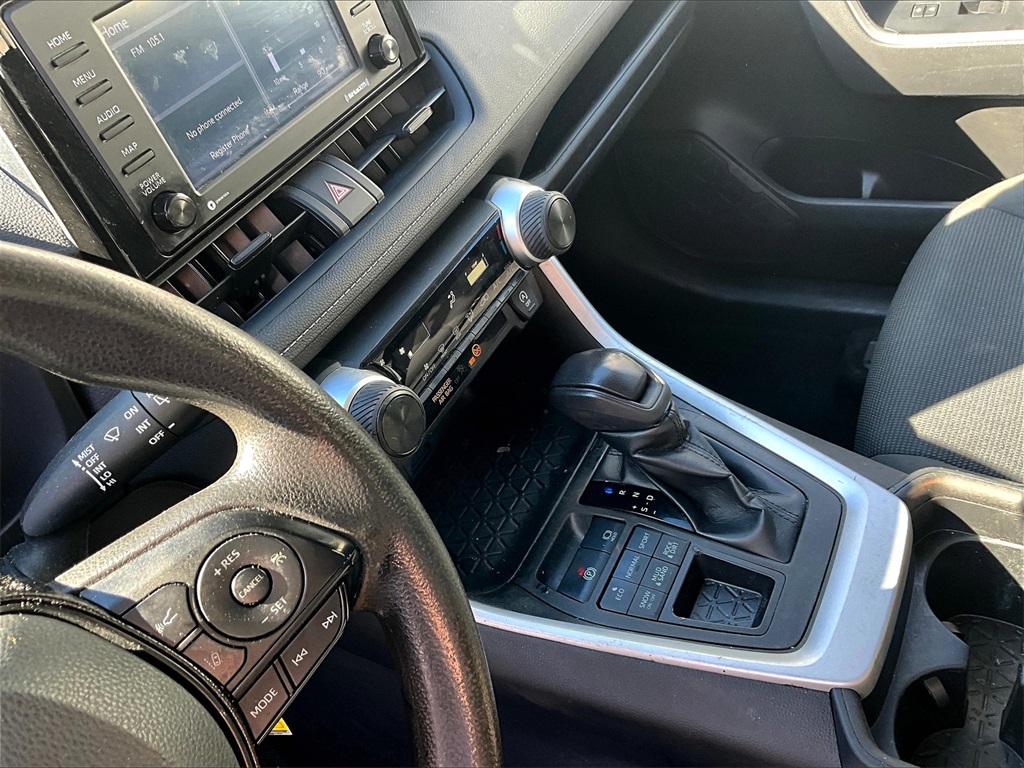 2020 Toyota RAV4 LE - Photo 19