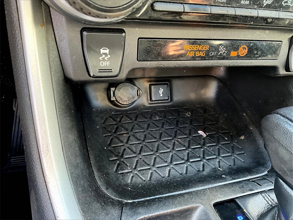 2020 Toyota RAV4 LE - Photo 25