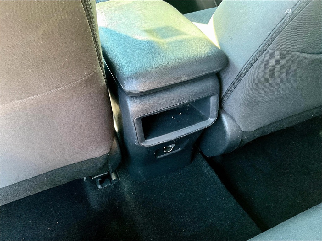 2020 Toyota RAV4 LE - Photo 26