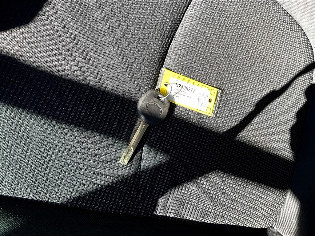2020 Toyota RAV4 LE - Photo 28
