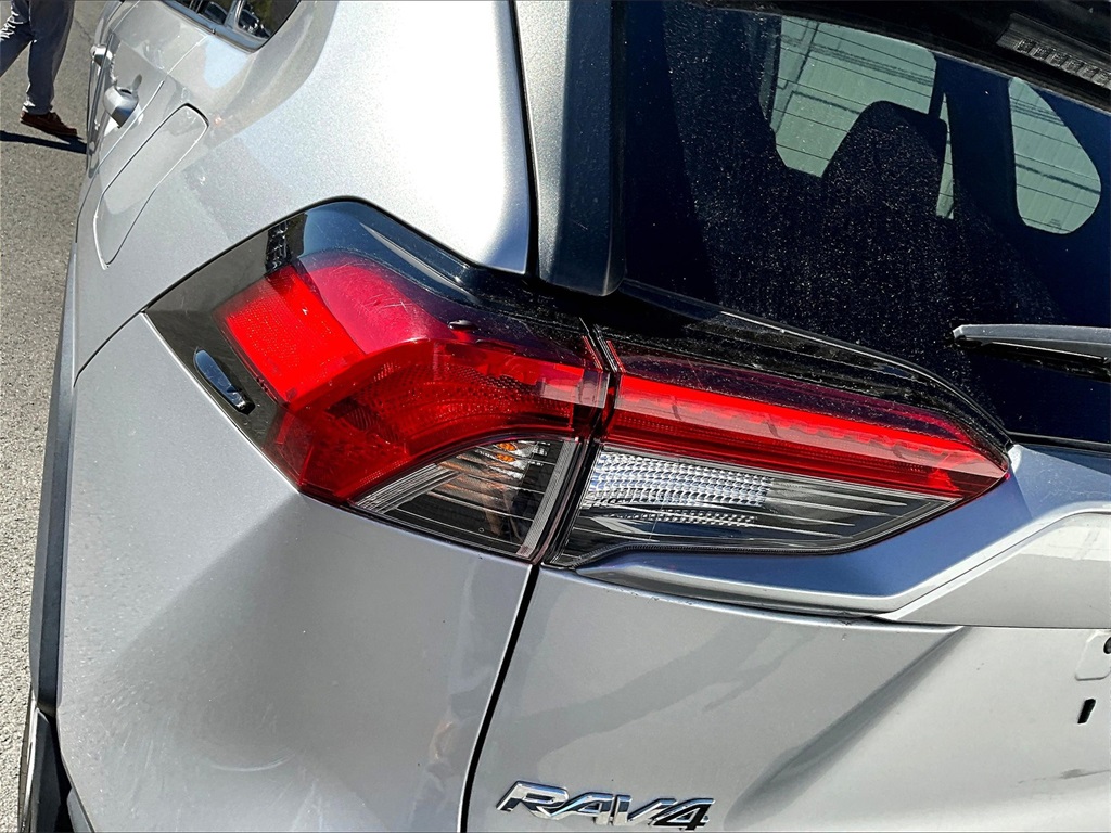 2020 Toyota RAV4 LE - Photo 31