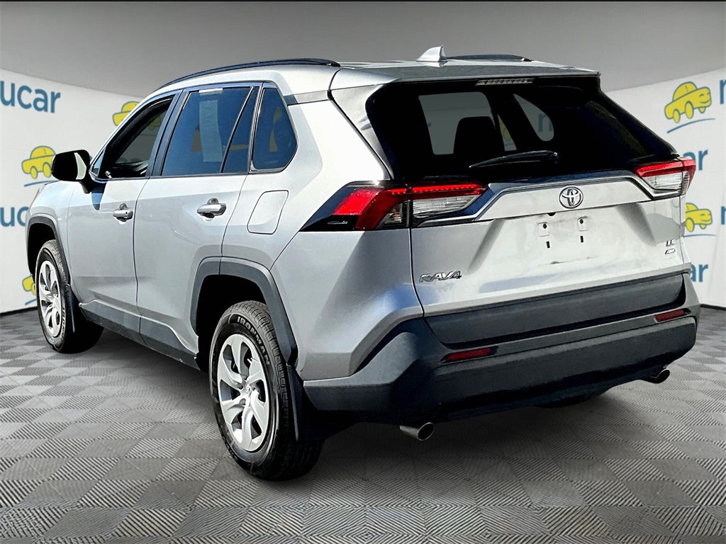 2020 Toyota RAV4 LE - Photo 4