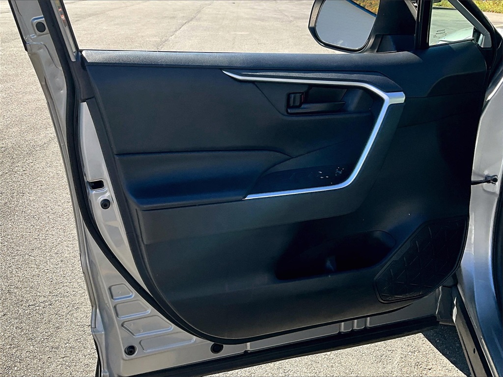 2020 Toyota RAV4 LE - Photo 9