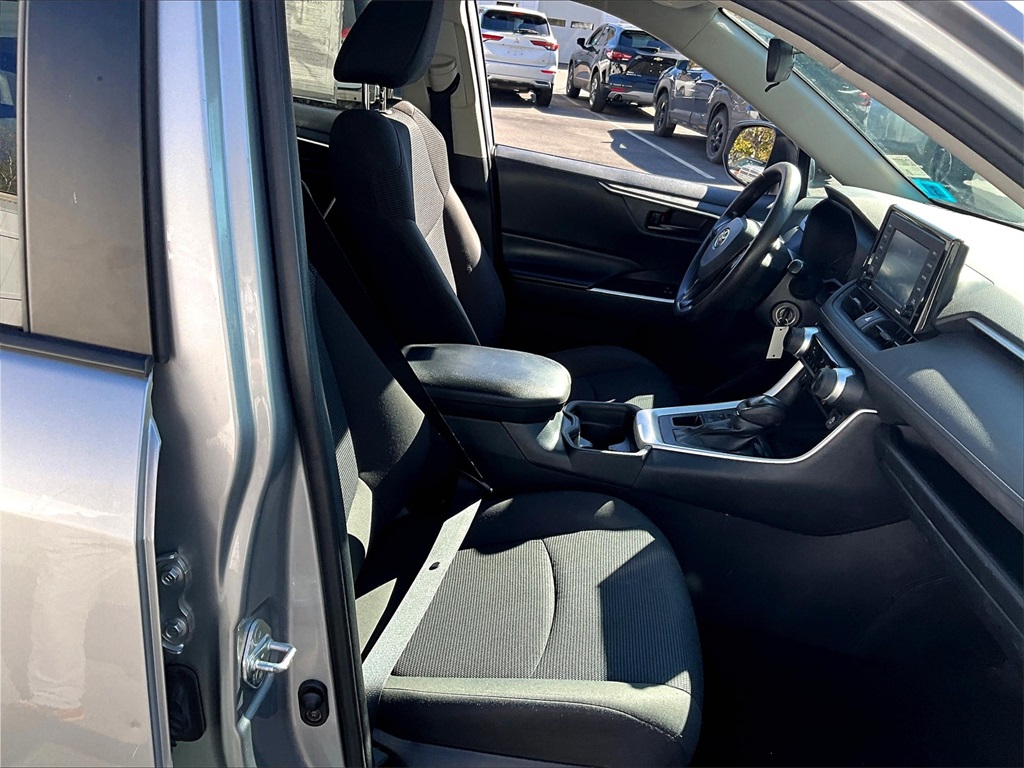 2020 Toyota RAV4 LE - Photo 10