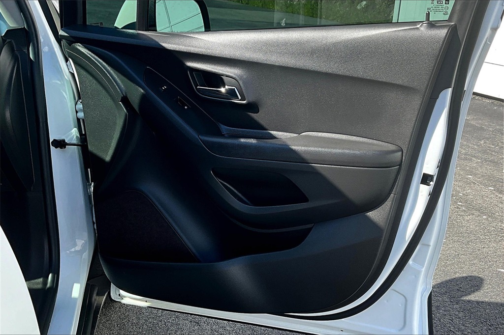 2021 Chevrolet Trax LS - Photo 12